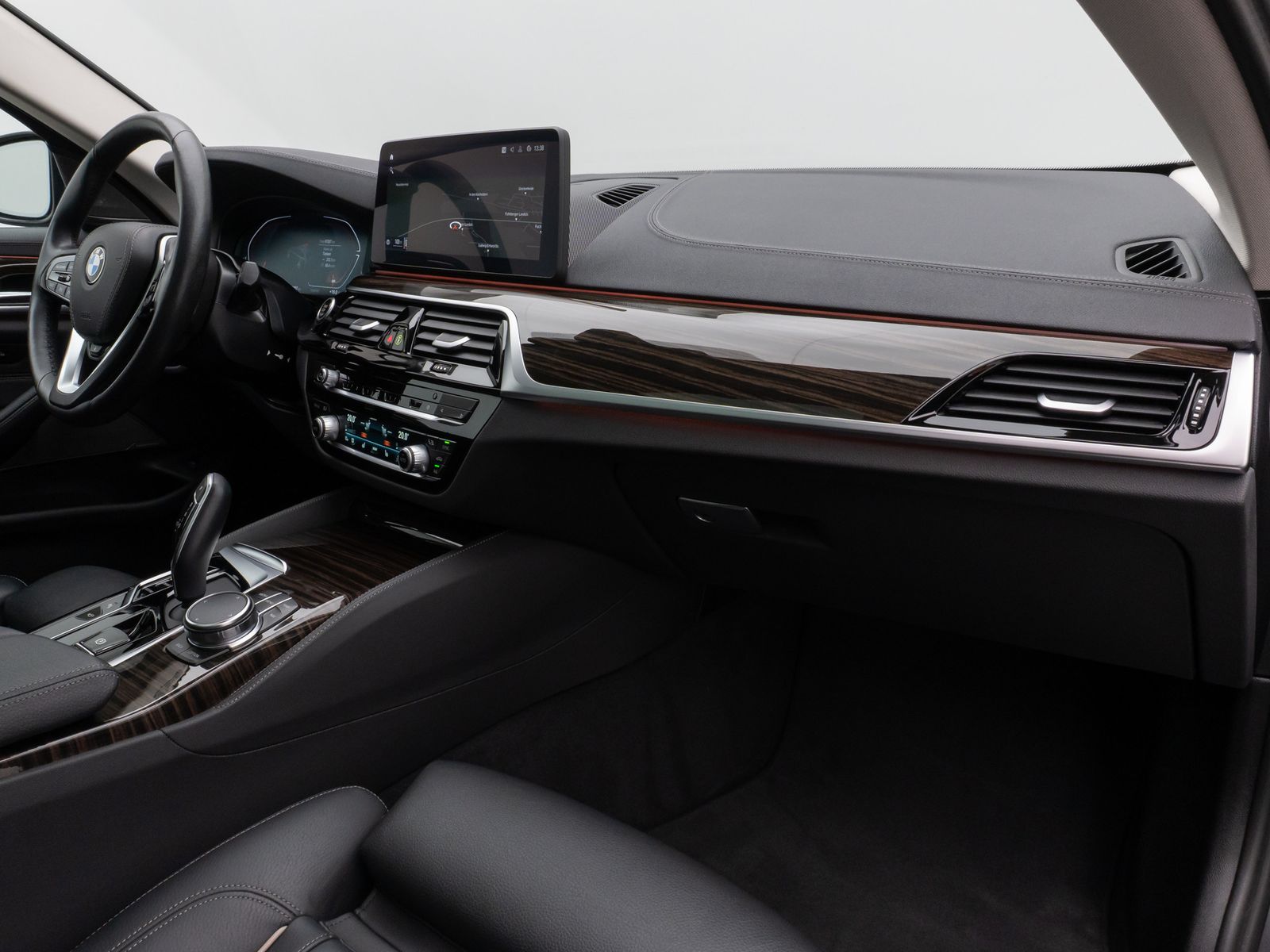 Fahrzeugabbildung BMW 530d xD  LuxuryLine Pano 360°HUD DAB H/K Massage