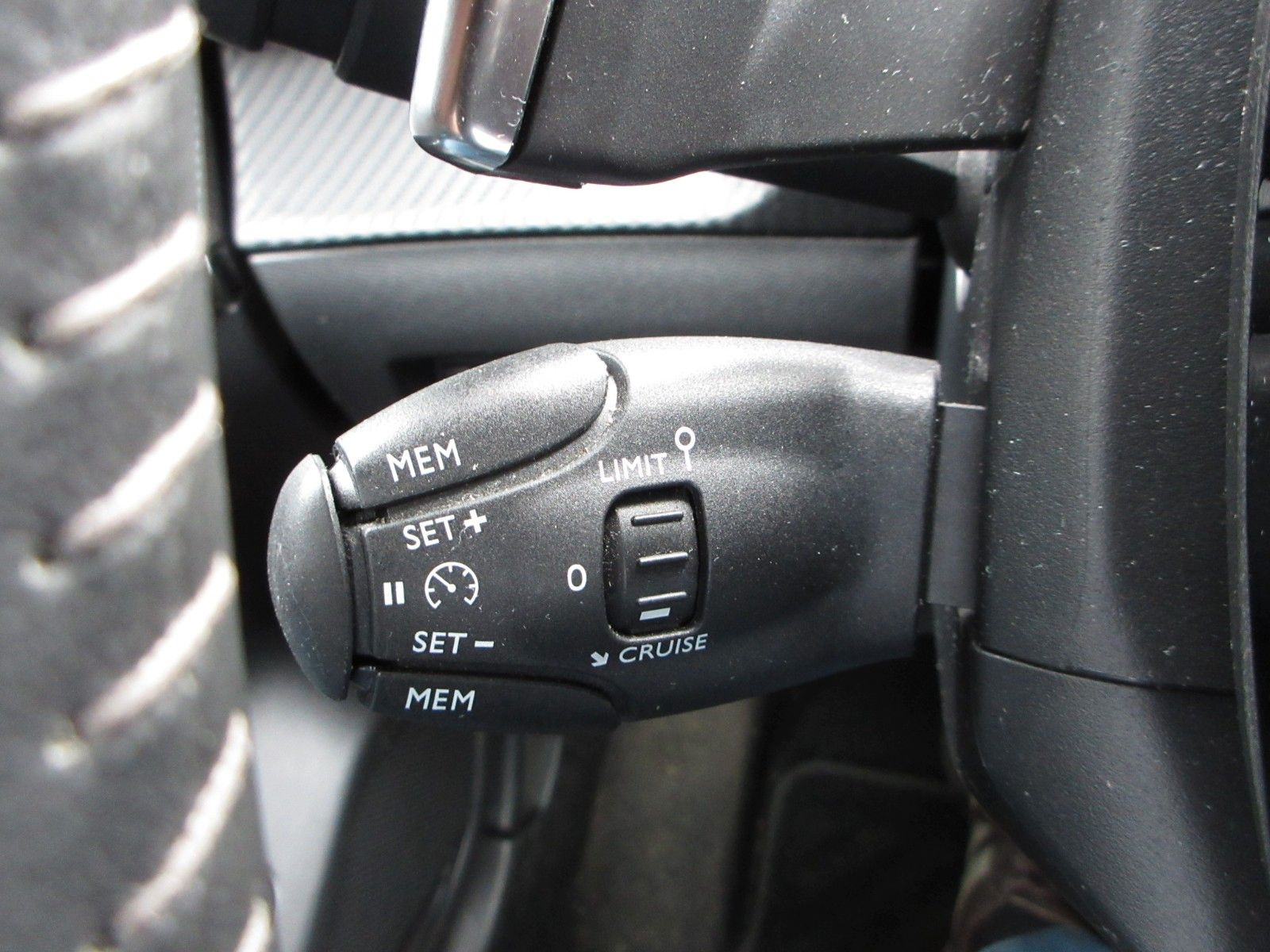 Fahrzeugabbildung Peugeot 208 Allure 1.2T LED/NAVI/PDC/R´CAM/VIRTUAL/TEMPO