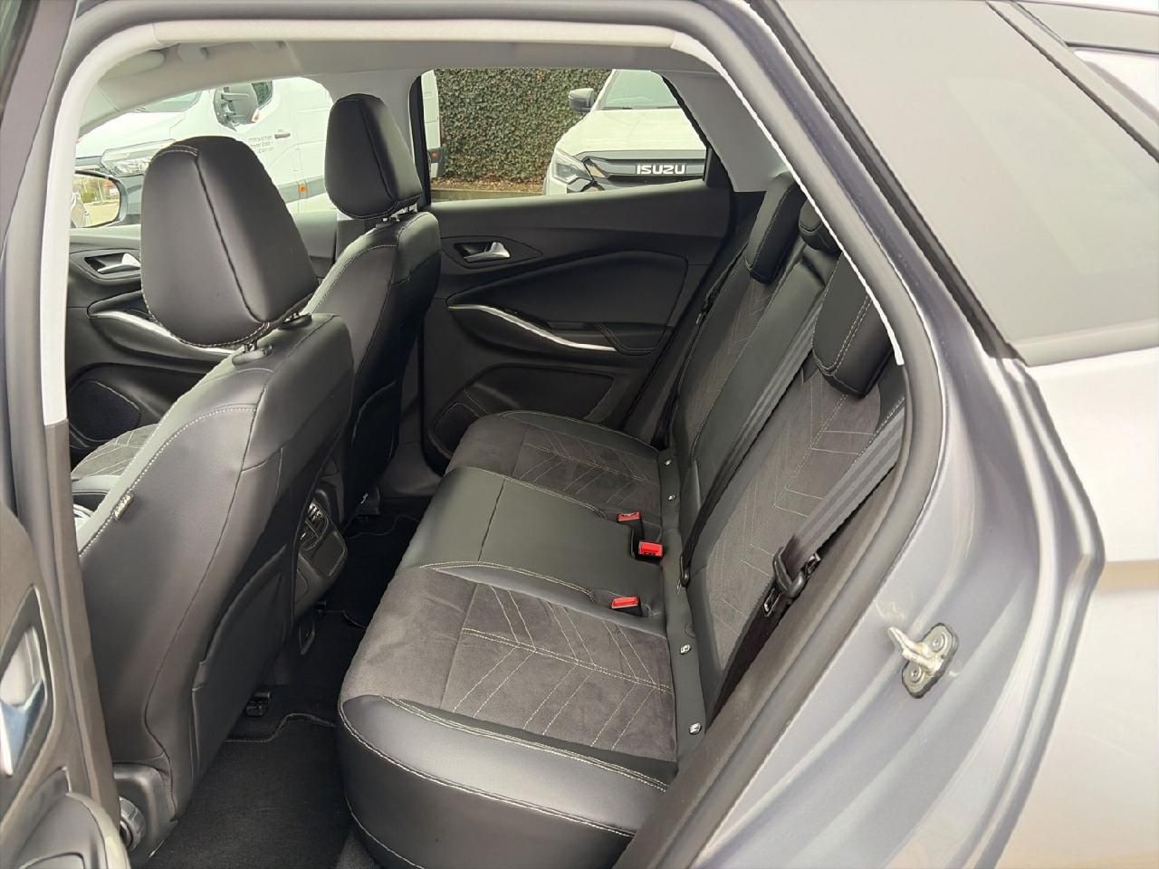 Fahrzeugabbildung Opel Grandland 1,6 Ultimate Plug-in-Hybrid