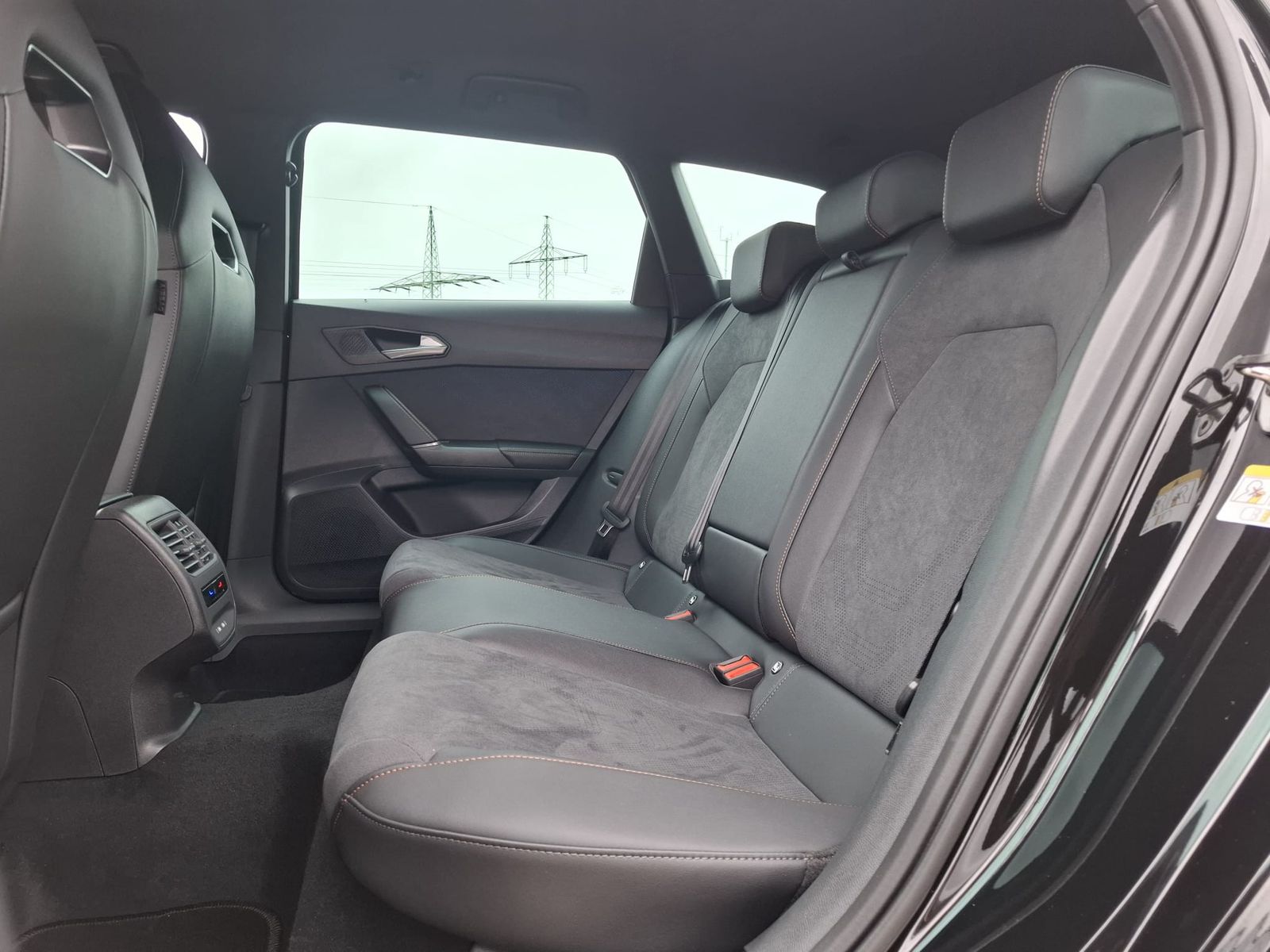 Fahrzeugabbildung CUPRA Leon 1.5 eTSI DSG AHK*DYNAMICA*EDGE*LED*5JGARAN.