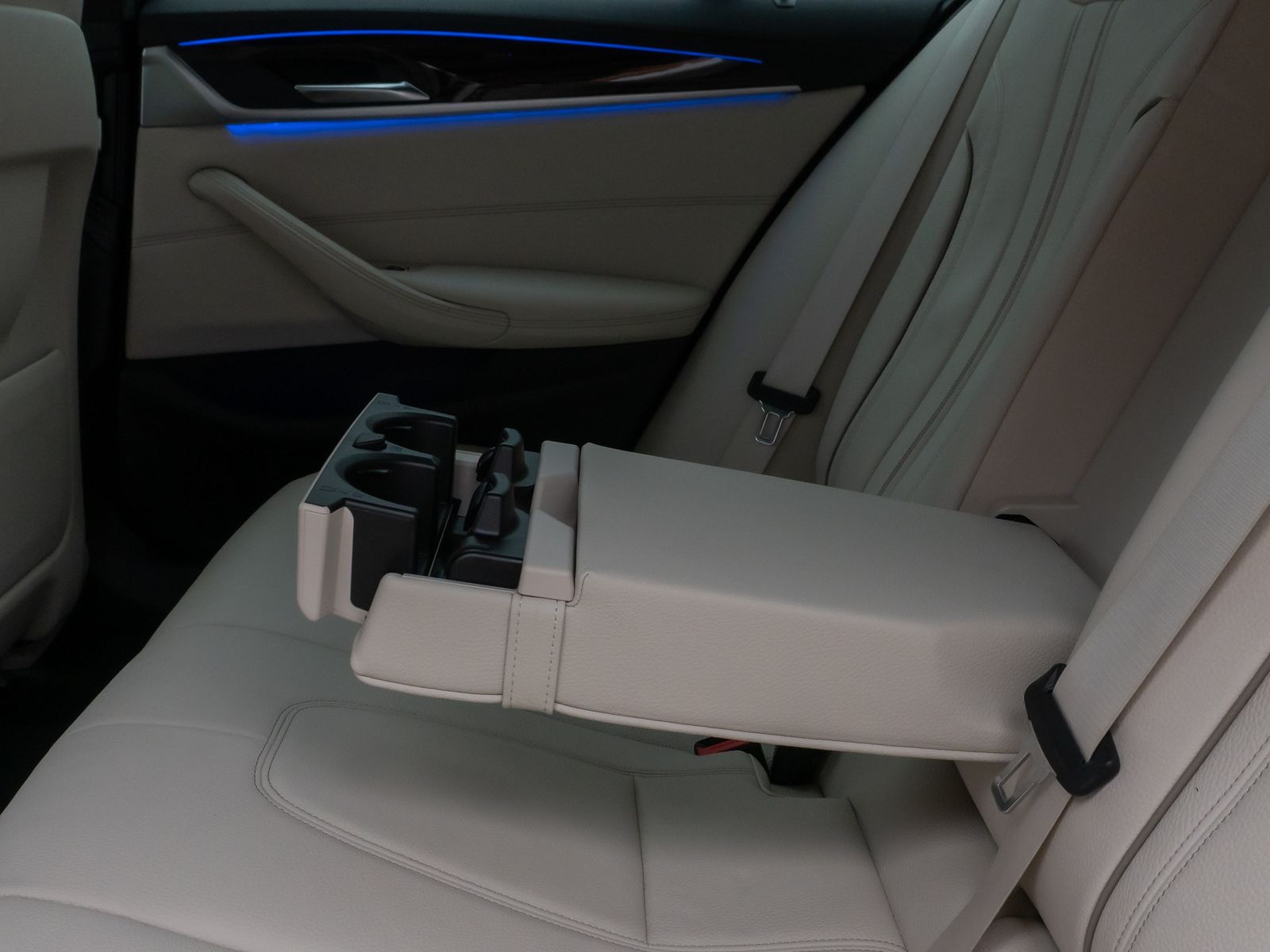 Fahrzeugabbildung BMW 530d LuxuryLine Laser HUD DAB HiFi DisKey 19Zoll