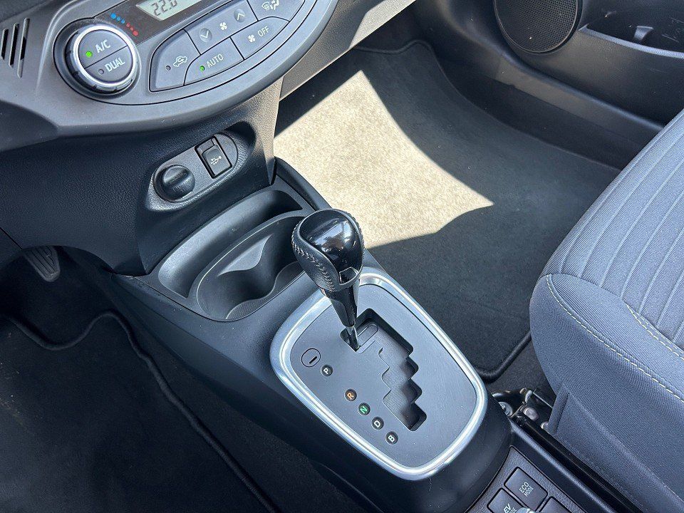 Fahrzeugabbildung Toyota YARIS HYBRID 1.5 AUT TEAM D NAV+KAMERA+PDC+KLIMA