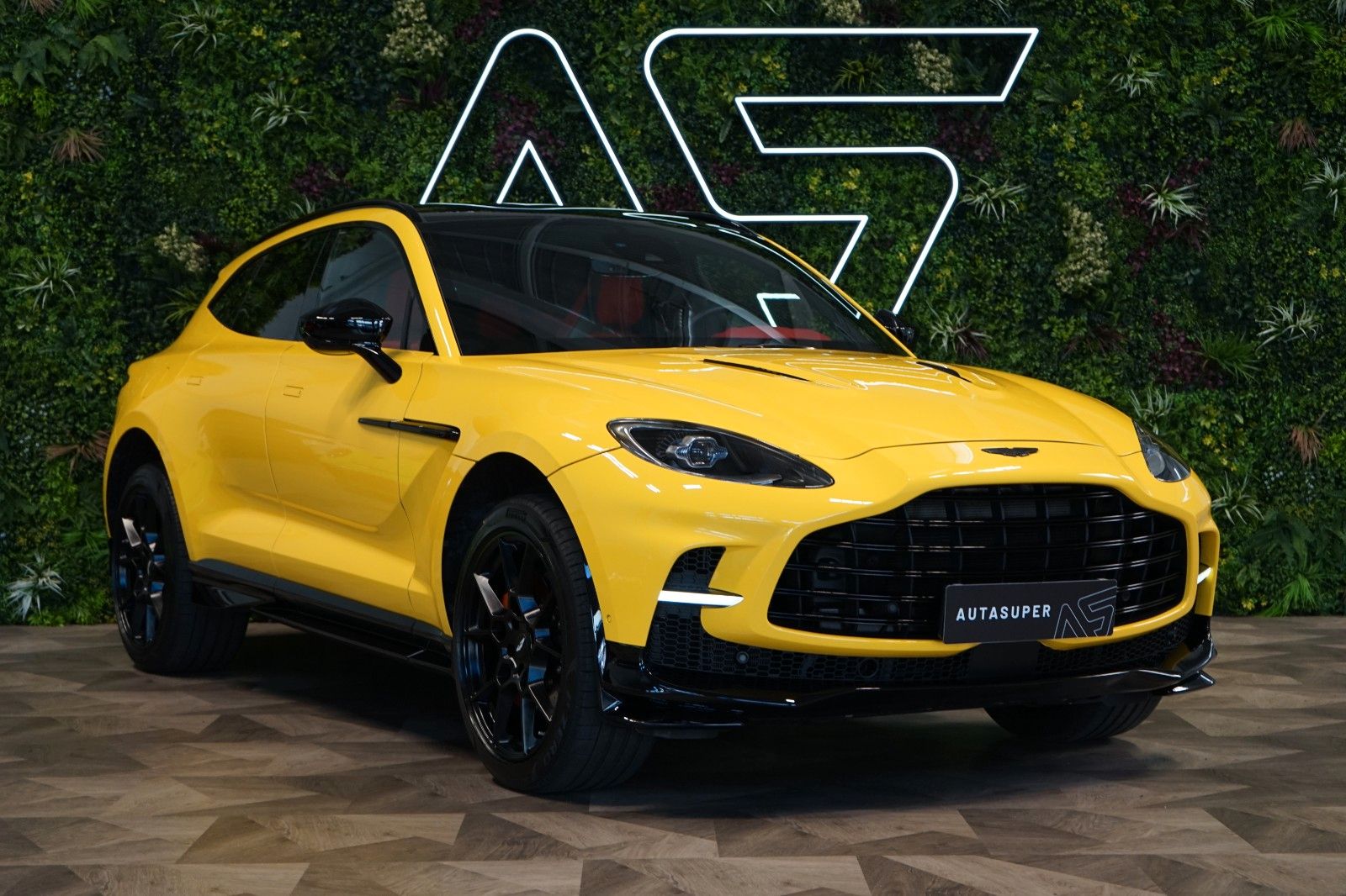 ASTON MARTIN DBX