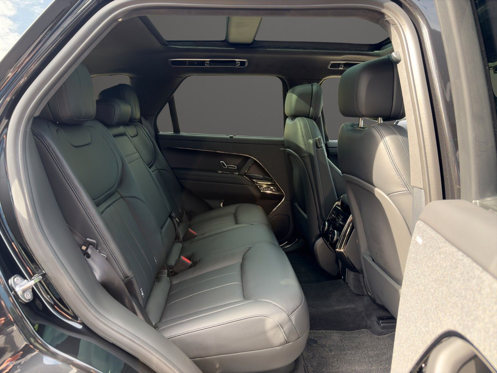 Fahrzeugabbildung Land Rover Range Rover Sport P550e Autobiography AHK 23Zoll