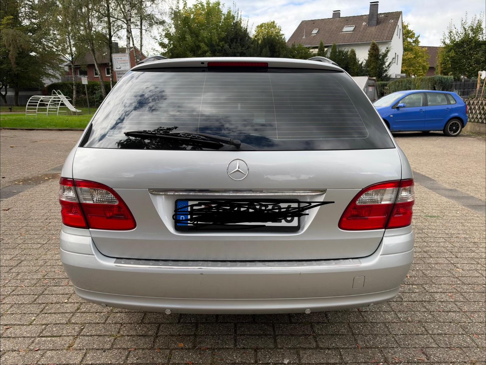 Mercedes-Benz E220 2005 — rear view