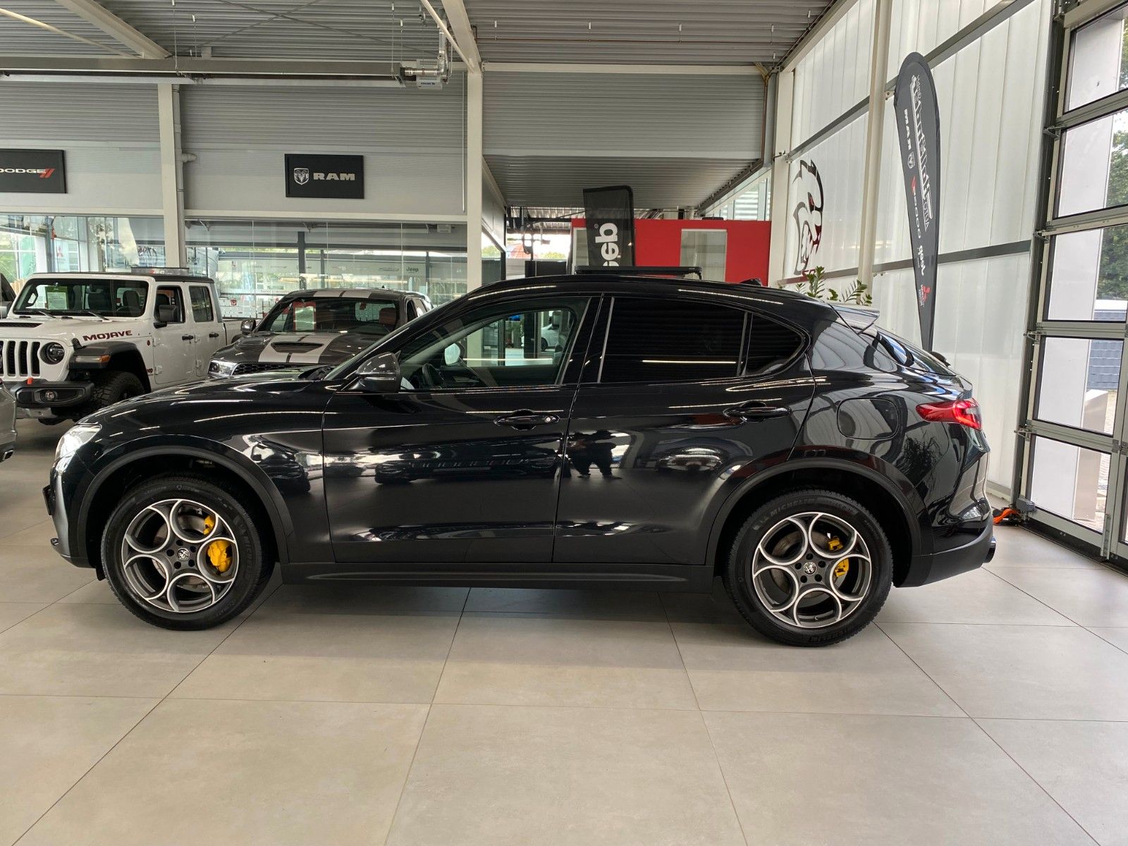 Fahrzeugabbildung Alfa Romeo Stelvio 2.0 T B-Tech Q4 "AHK ACC DAB"