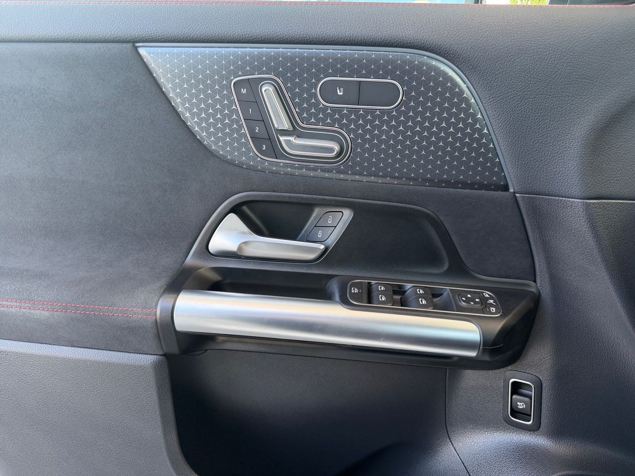 Fahrzeugabbildung Mercedes-Benz EQA 300 4M BONUS+AMG+AHK+MEMORY+360+DISTR+2Z-KLI