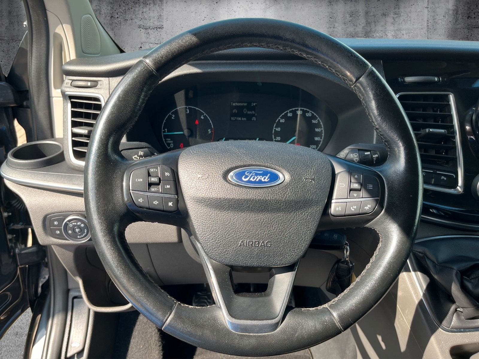 Fahrzeugabbildung Ford Titanium 320L2