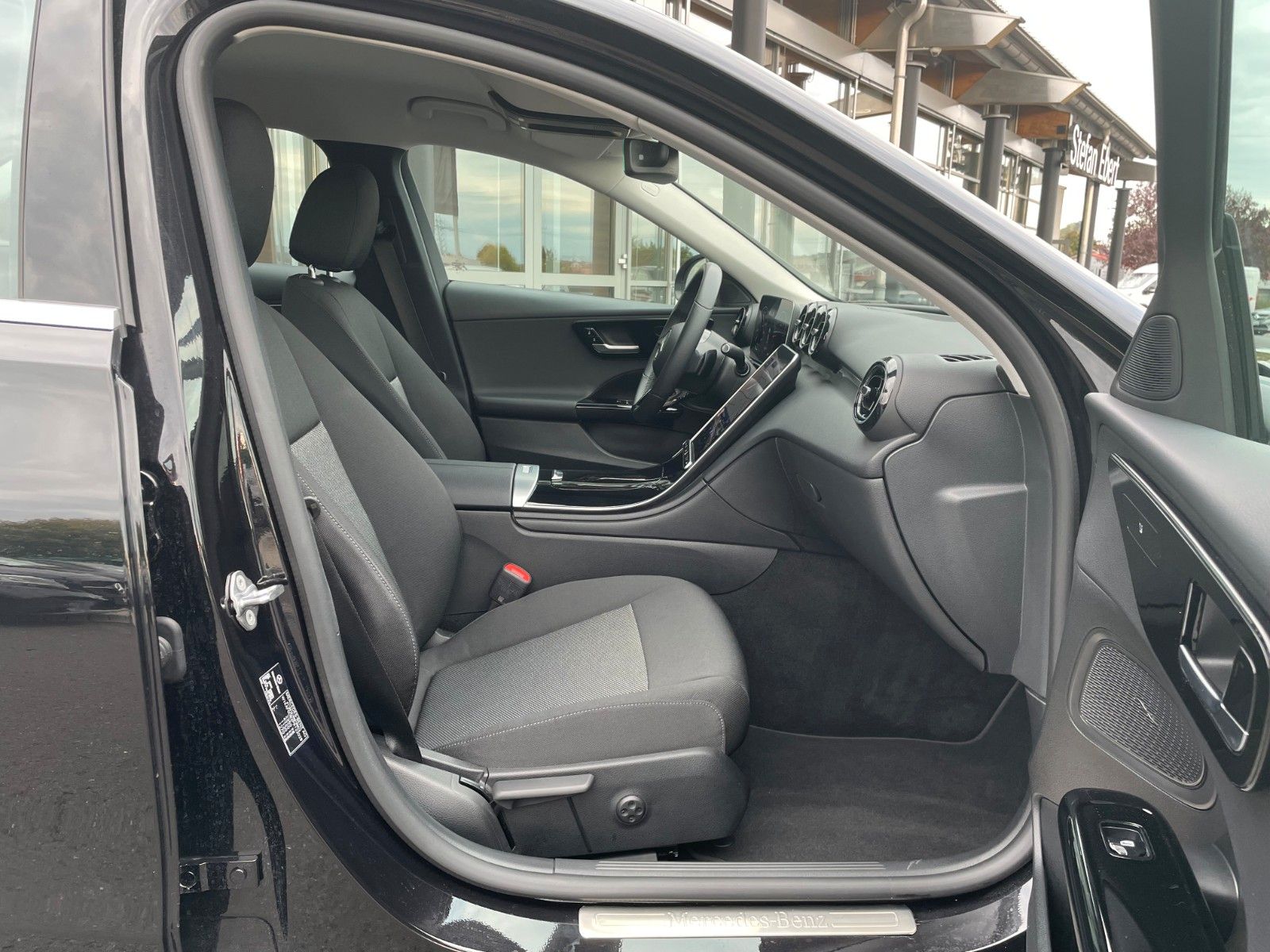 Fahrzeugabbildung Mercedes-Benz C 200d AVANTGARDE LED+AHK+RKamera+MBUX+