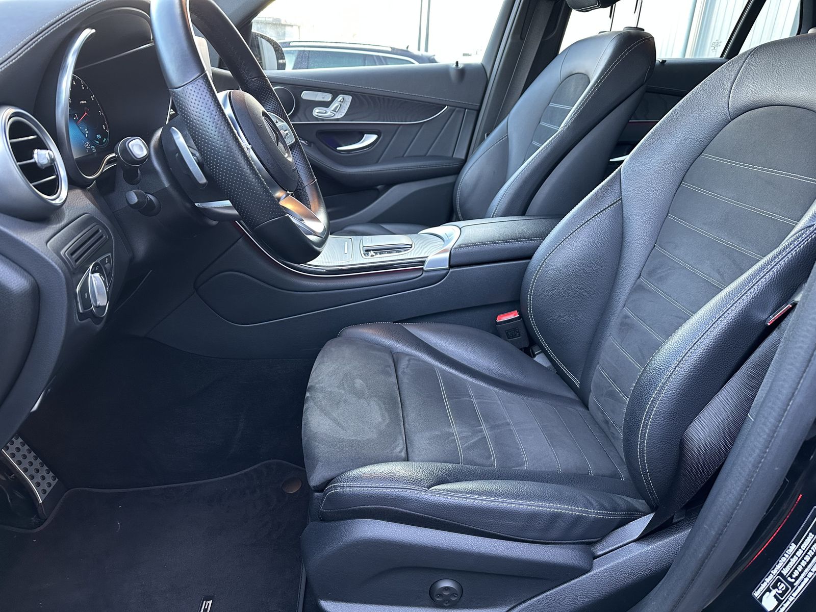 Fahrzeugabbildung Mercedes-Benz GLC 300 4Matic AMG-Line NAV+LED+DISTRONIC+20ZOLL