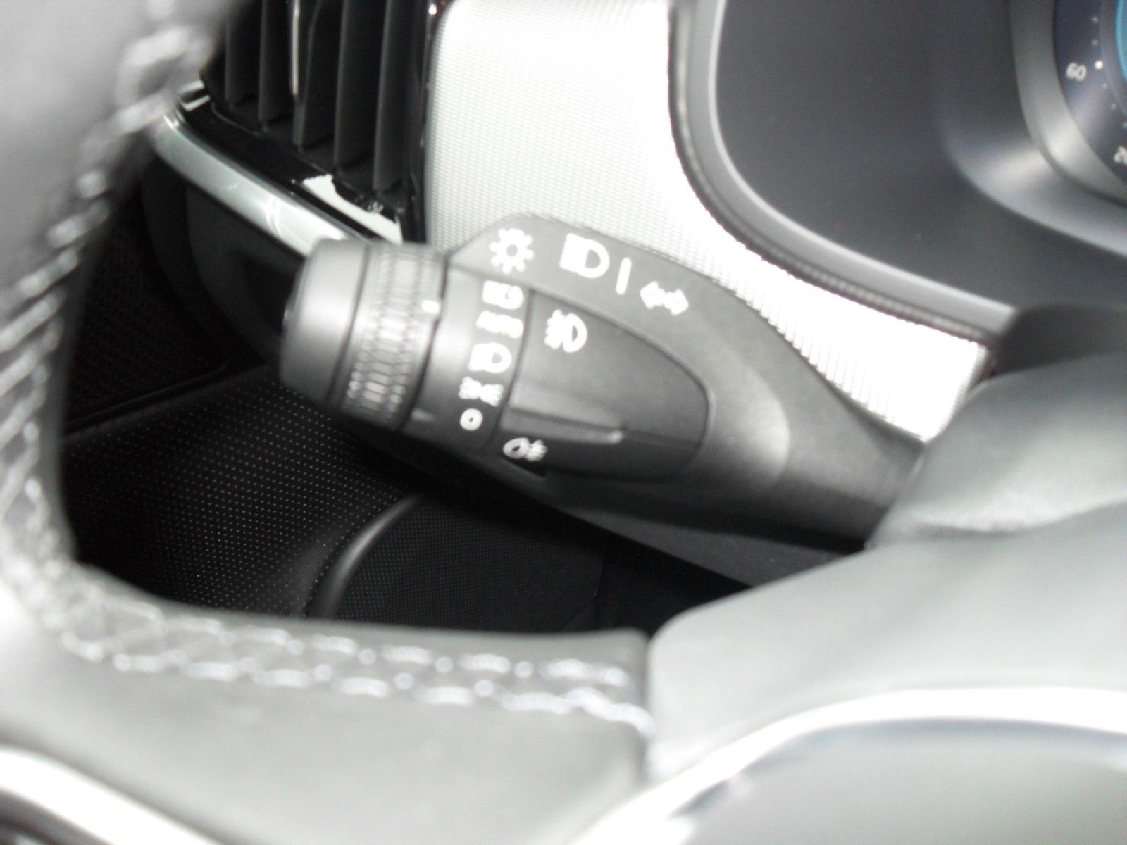 Fahrzeugabbildung Volvo V90 B4 Kombi Plus Dark | Standheizung / Timer