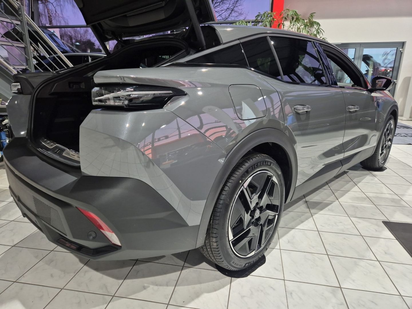 Fahrzeugabbildung Peugeot 408 Hybrid 1.2 GT HYBRID 136 Panorama Navi SHZ