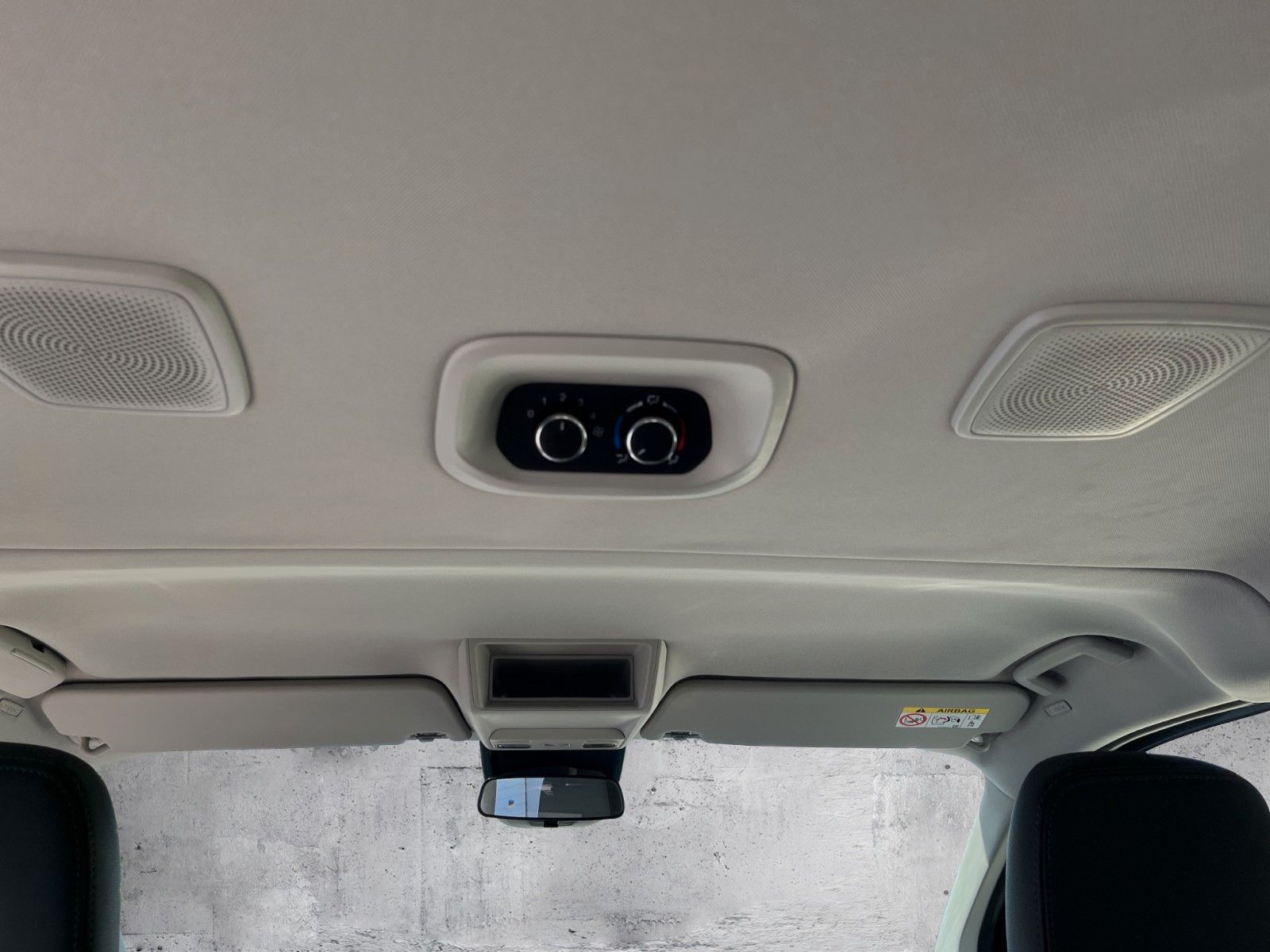 Fahrzeugabbildung Ford Titanium 320L2