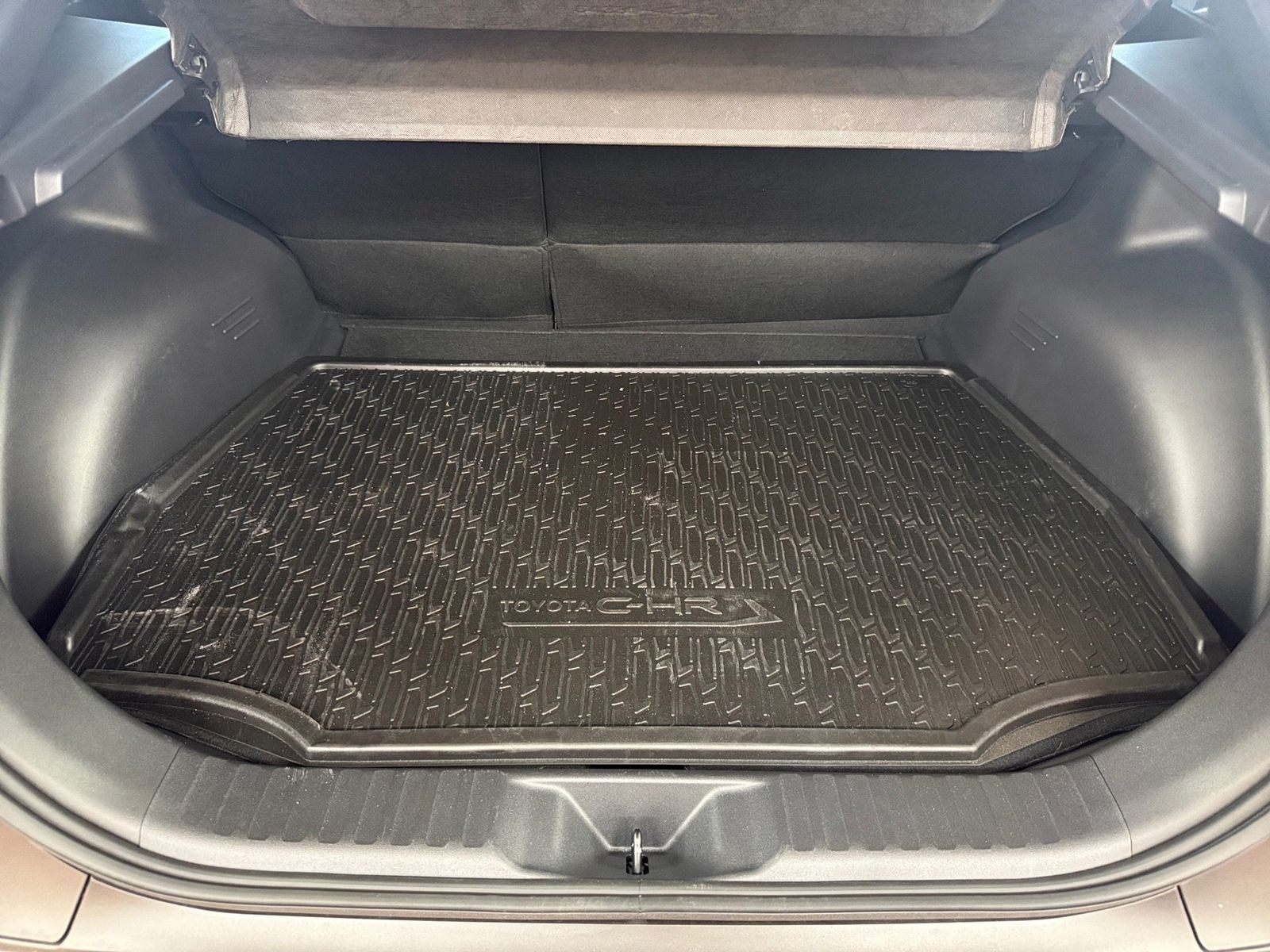 Fahrzeugabbildung Toyota C-HR+ Lounge 4x4 AWD 77 KW, 360,SHZ,el.Heck