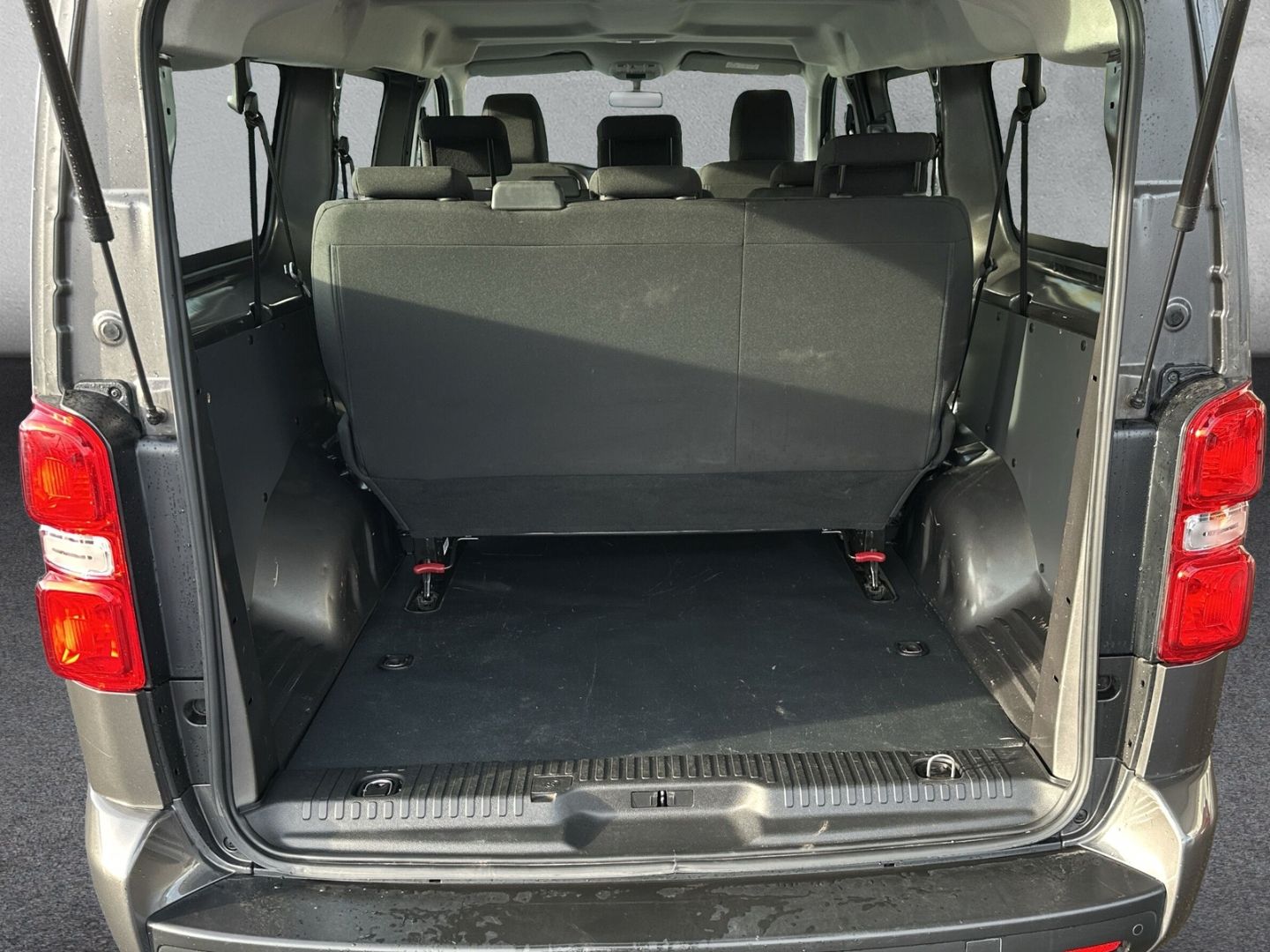 Fahrzeugabbildung Peugeot Expert Kombi L3 2.0 BlueHDi 145 PS 8-Sitzer *NAV