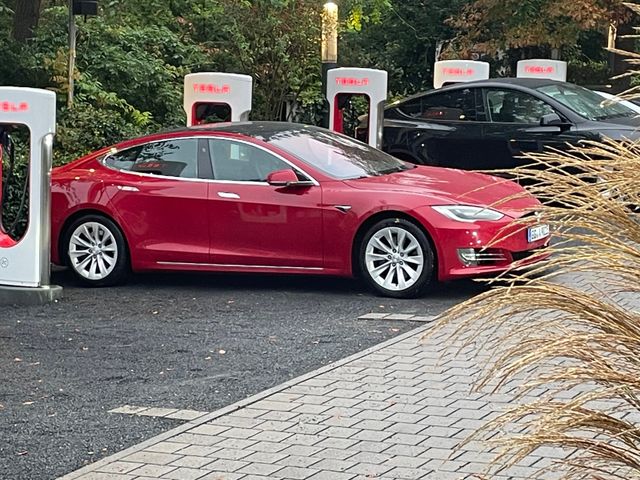 Tesla Model S 75D - mit Glasdach und AHK