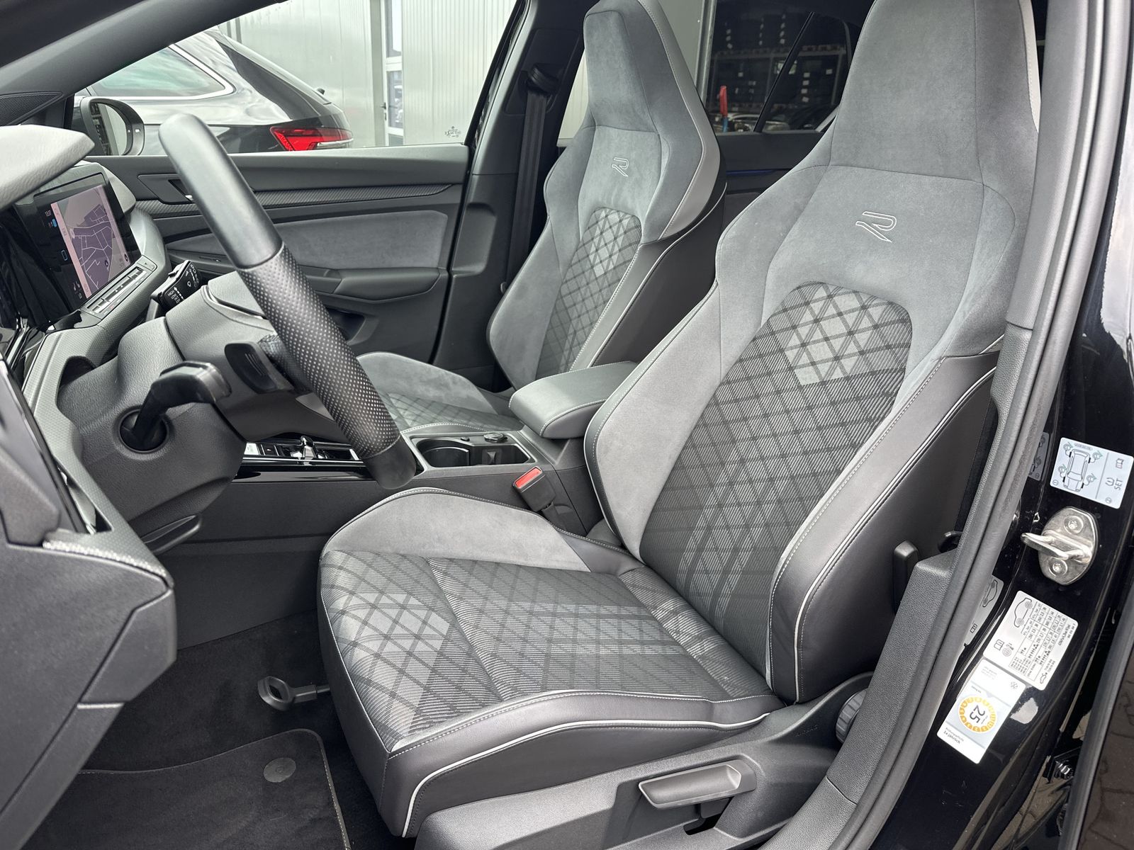 Fahrzeugabbildung Volkswagen Golf 2.0 TDI DSG R-Line NAV+LED+PANO+SHZ+V-COCK
