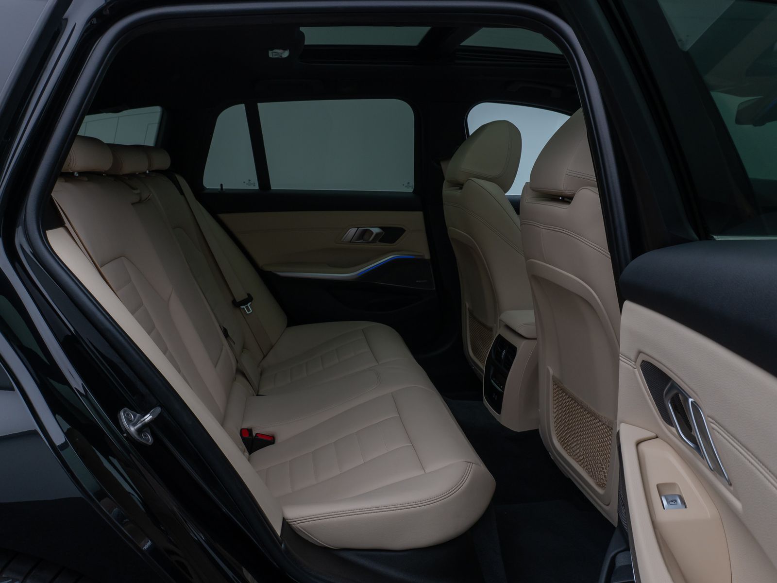 Fahrzeugabbildung BMW 320d xD LuxuryLine Kamera HUD DAB H/K AHK Komfor