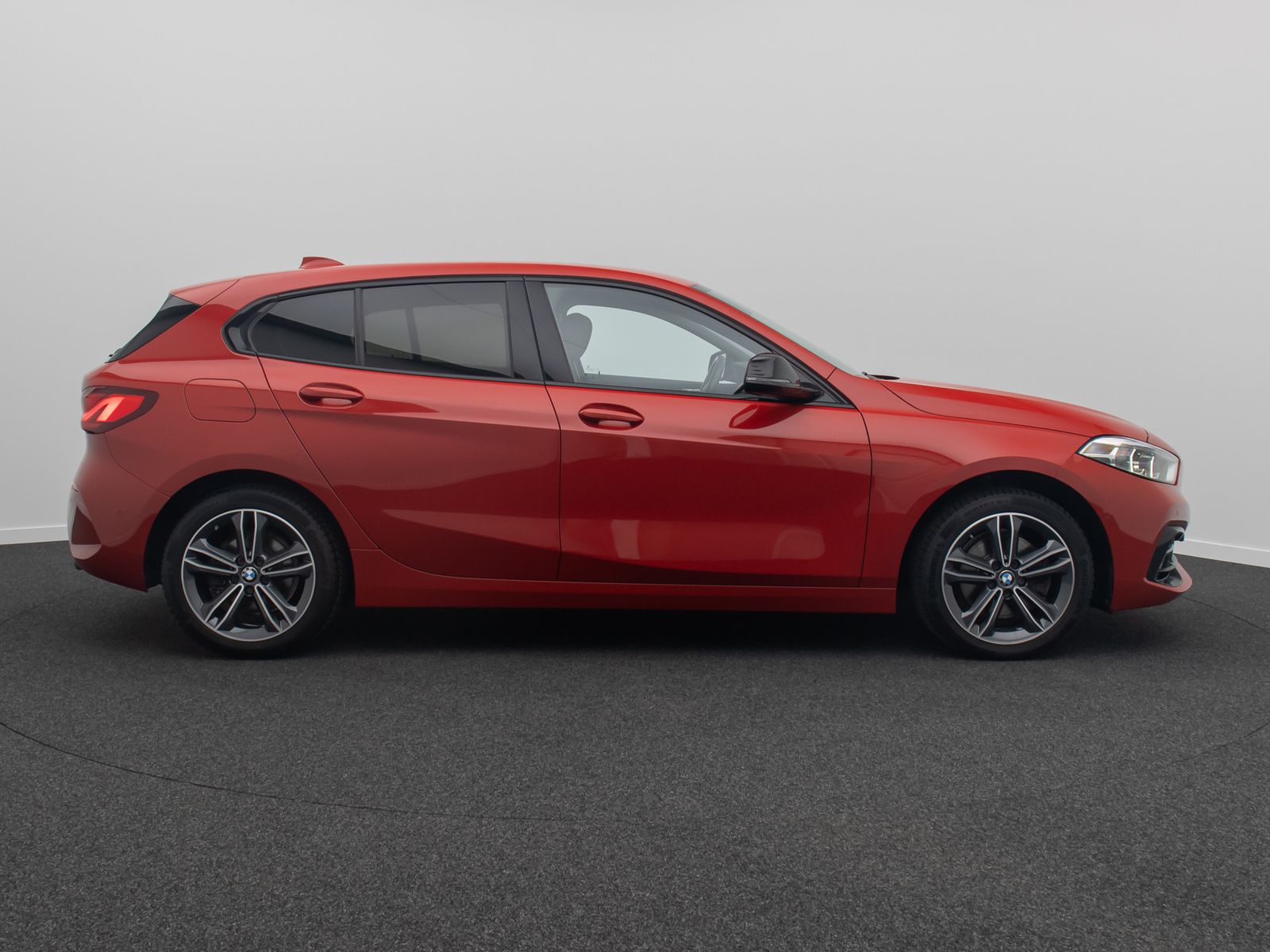 Fahrzeugabbildung BMW 118d SportLine Kamera HUD DAB H/K Stop&Go Komfor