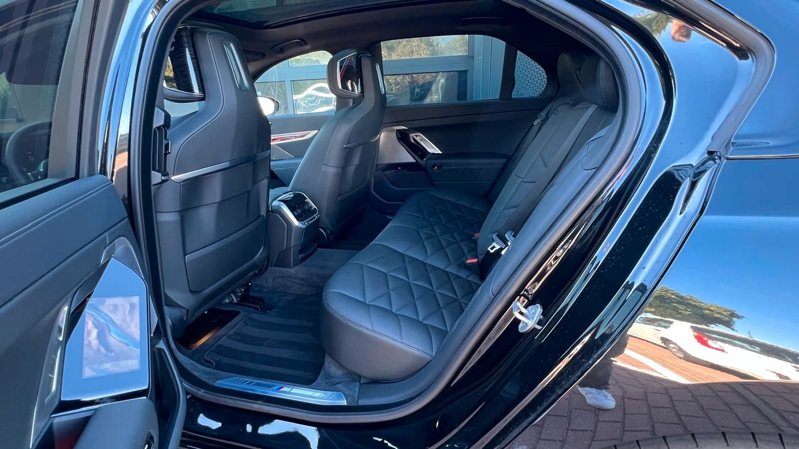 Fahrzeugabbildung BMW 740 d xDrive M Sport Pro*B&W*MASS*PAN*STHZ*CONNO