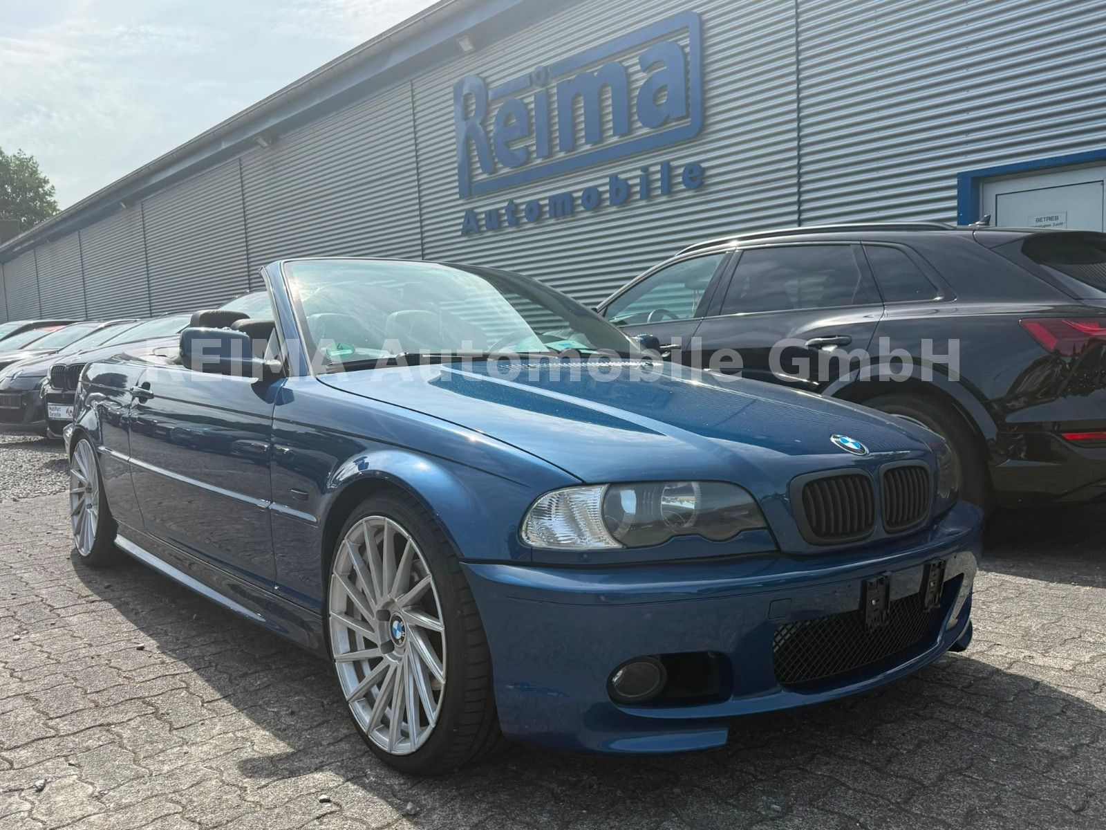 Fahrzeugabbildung BMW 320i Cabrio M-Sport Paket,