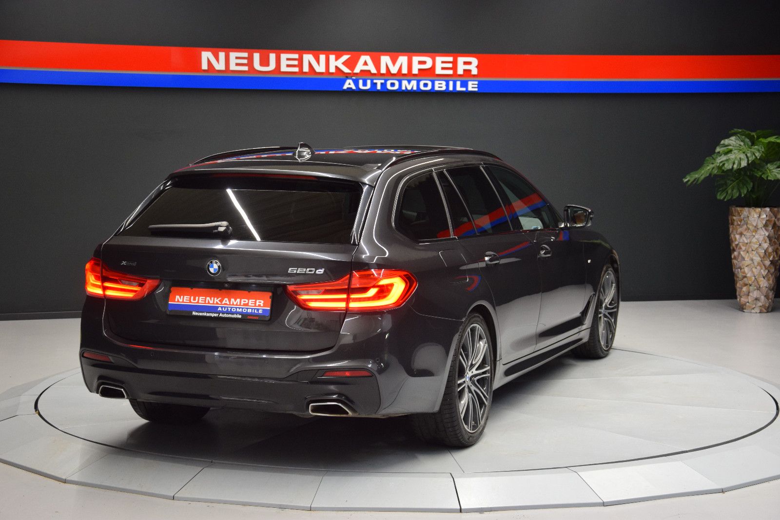 Fahrzeugabbildung BMW 520 d xDrive M Sport Leder Panorama H&K 360°