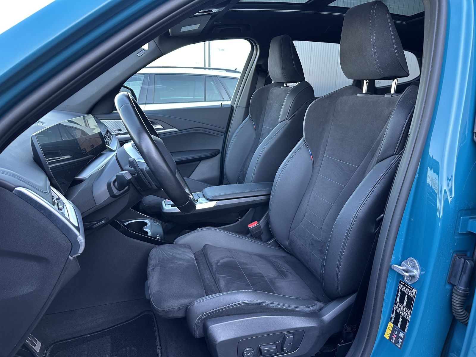 Fahrzeugabbildung BMW iX1 30 xDrive M-Sport NAV+LED+PANO+AHK+19ZO+360°
