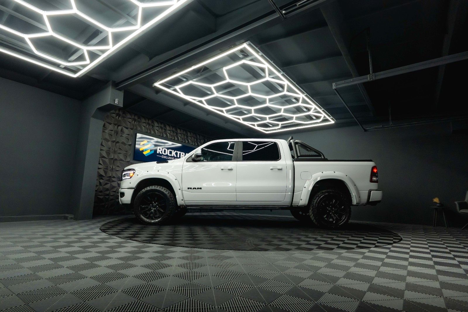 Fahrzeugabbildung Dodge RAM 5.7 V8 HEMI 4x4 OFFROAD Night-Paket *LED*