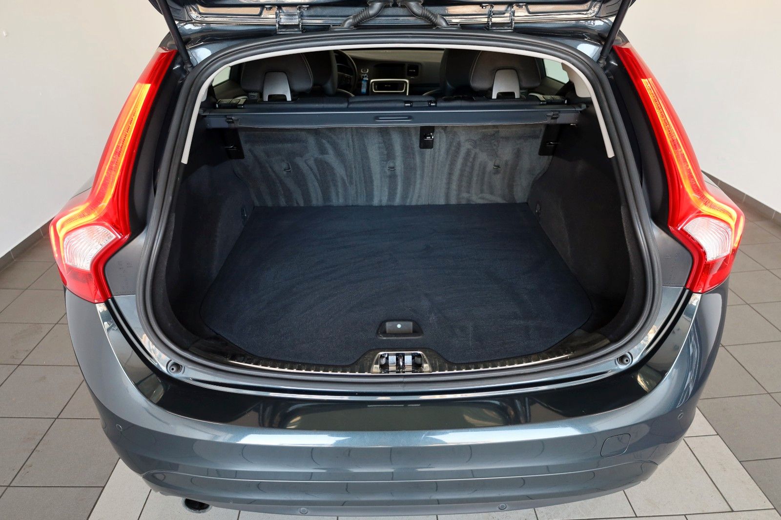 Fahrzeugabbildung Volvo V60 Kombi Linje Business T.Leder,Navi,SH,PDC