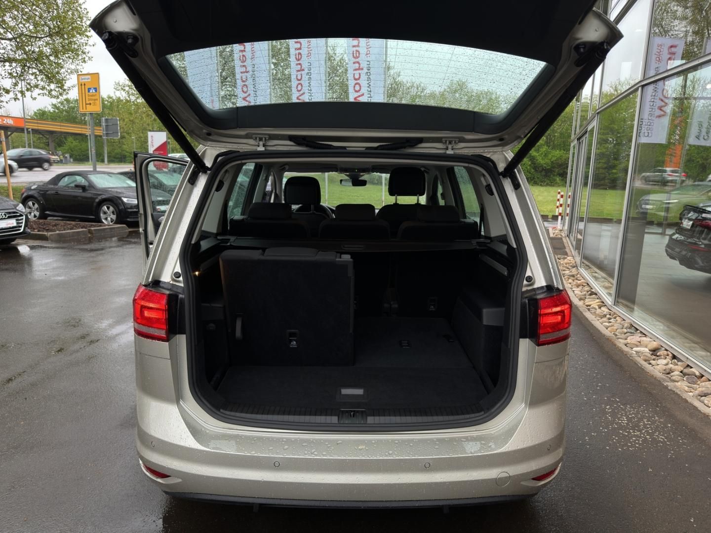 Fahrzeugabbildung Volkswagen Touran Comfortline 1.5 TSI-DSG,7-Sitzer,AHK,Navi