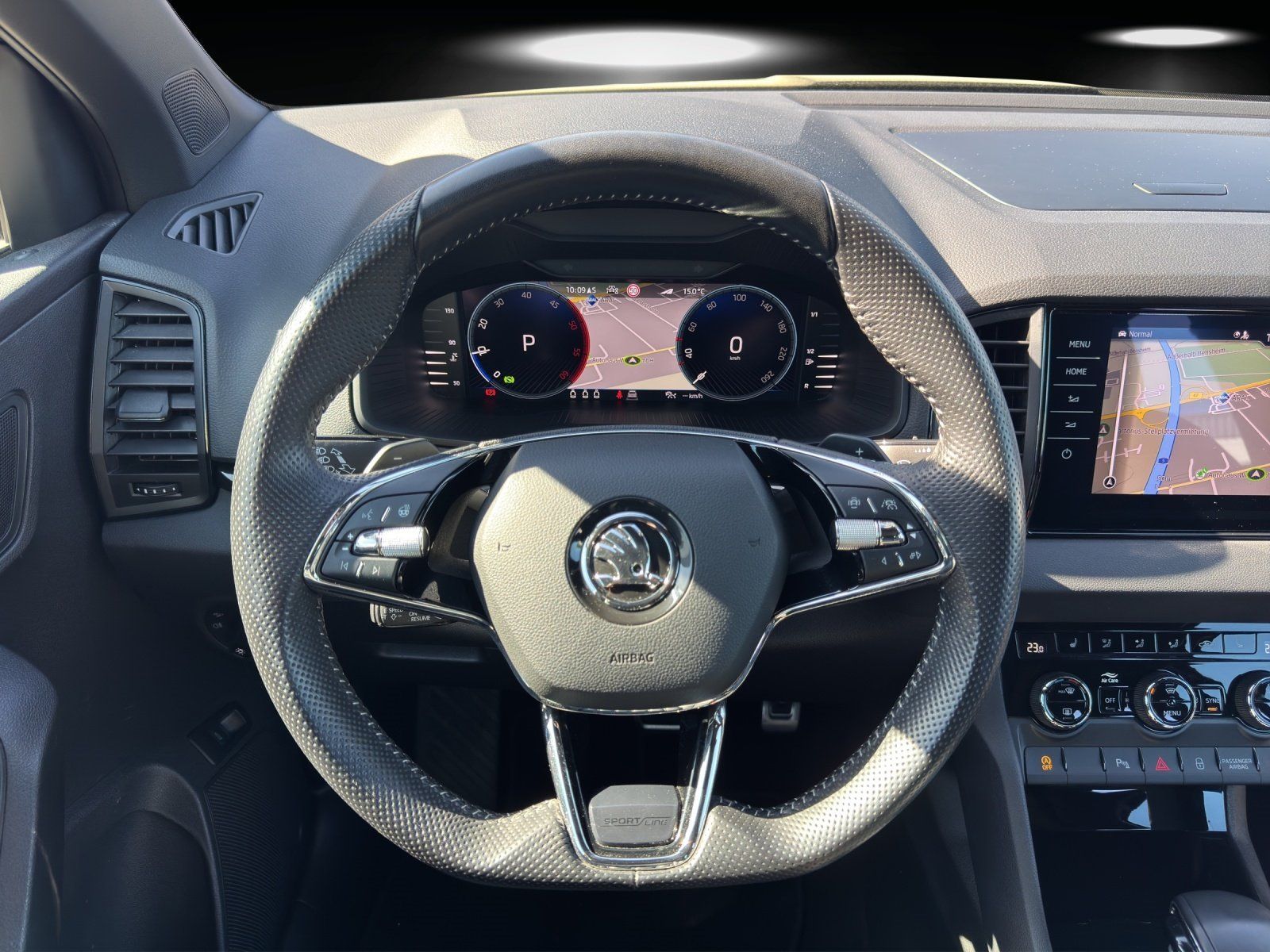 Fahrzeugabbildung SKODA Karoq 2.0 TDI Sportline 4x4/PANO/AHK/KAMERA/ACC/