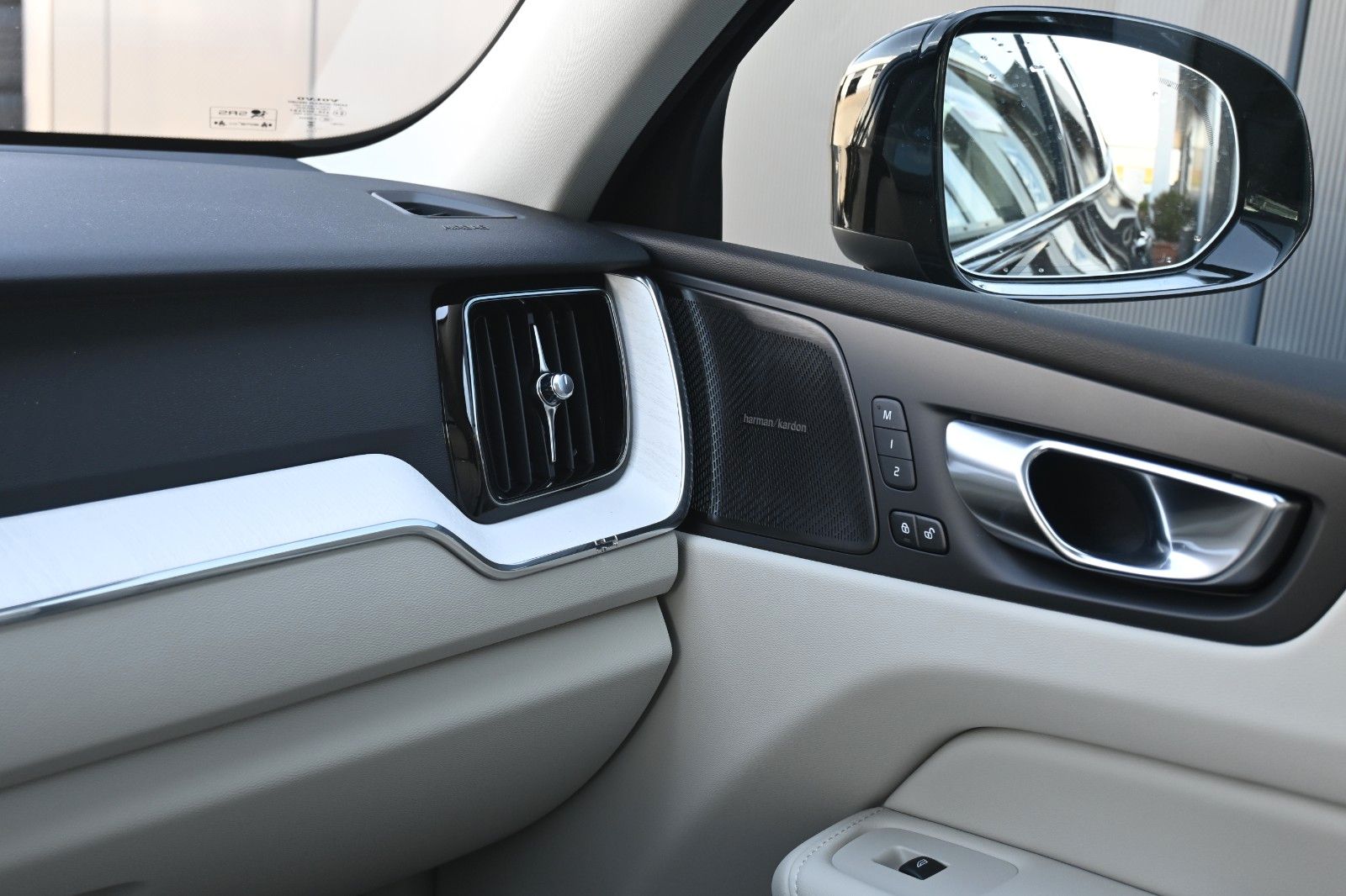 Fahrzeugabbildung Volvo XC60 B5 B AWD Plus Dark*FSHZG*PANO*360°*ACC