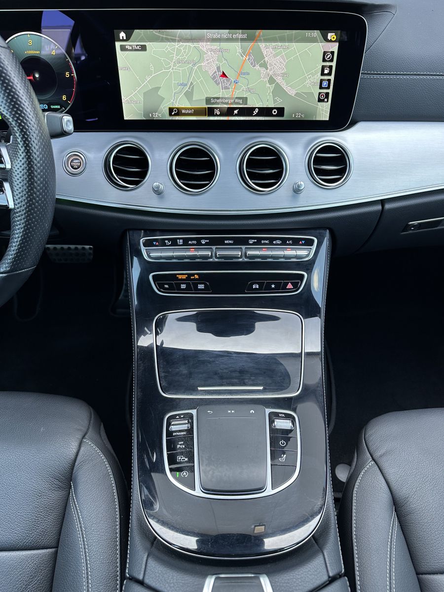 Fahrzeugabbildung Mercedes-Benz E 220d T AMG Line NAV+LED+ACC+HUD+KAM+AHK+18ZOLL