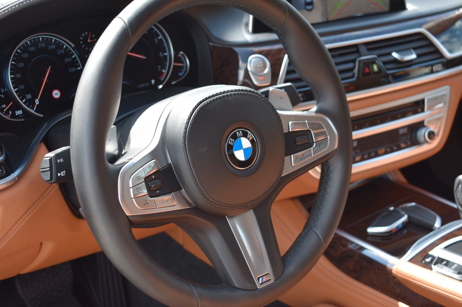 Fahrzeugabbildung BMW 750i xDrive M Sport Gestik Applecar H&K Garantie
