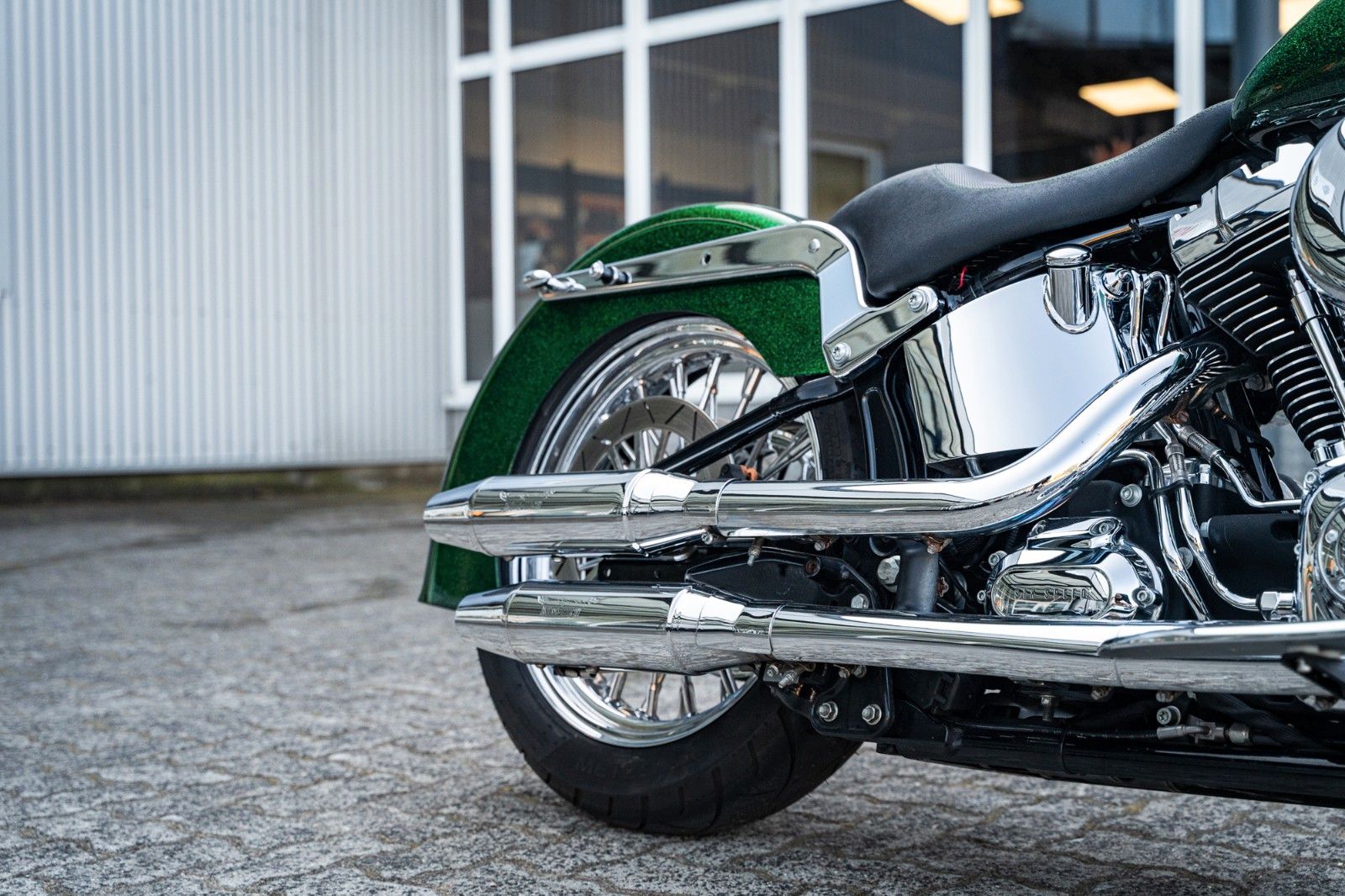 Fahrzeugabbildung Harley-Davidson FLSTN Softail Deluxe 103 - Chicano Candy Green