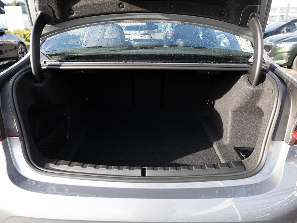 BMW 318i M-Sport FACEL. LED NAVI KAMERA SHZ PDC