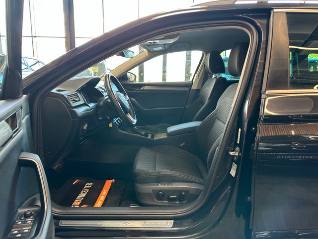 Skoda Superb Combi Style 4x4 *SZHZ*PDC*AHK*NAVI*KLIMA*