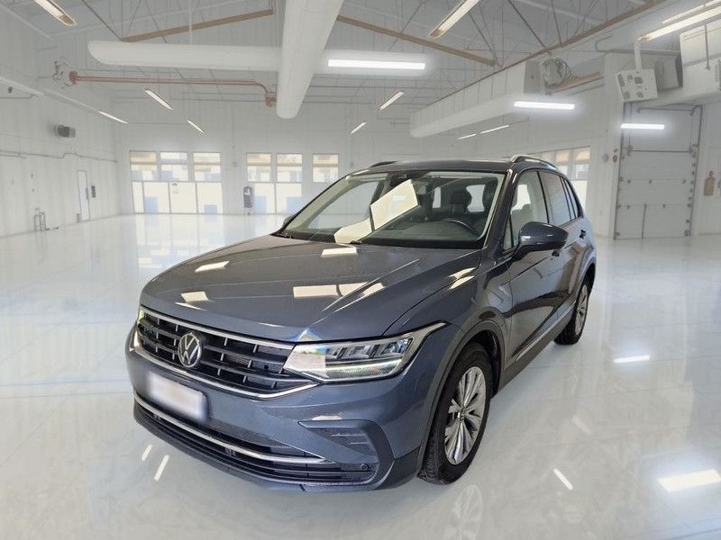 Volkswagen Tiguan - 1