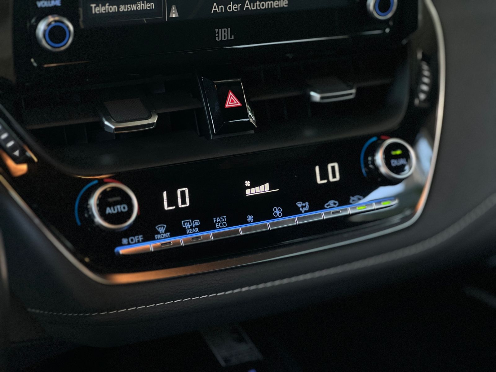 Fahrzeugabbildung Toyota Corolla 2.0 Hybrid Team D JBL LED RFK NAVI SHZ