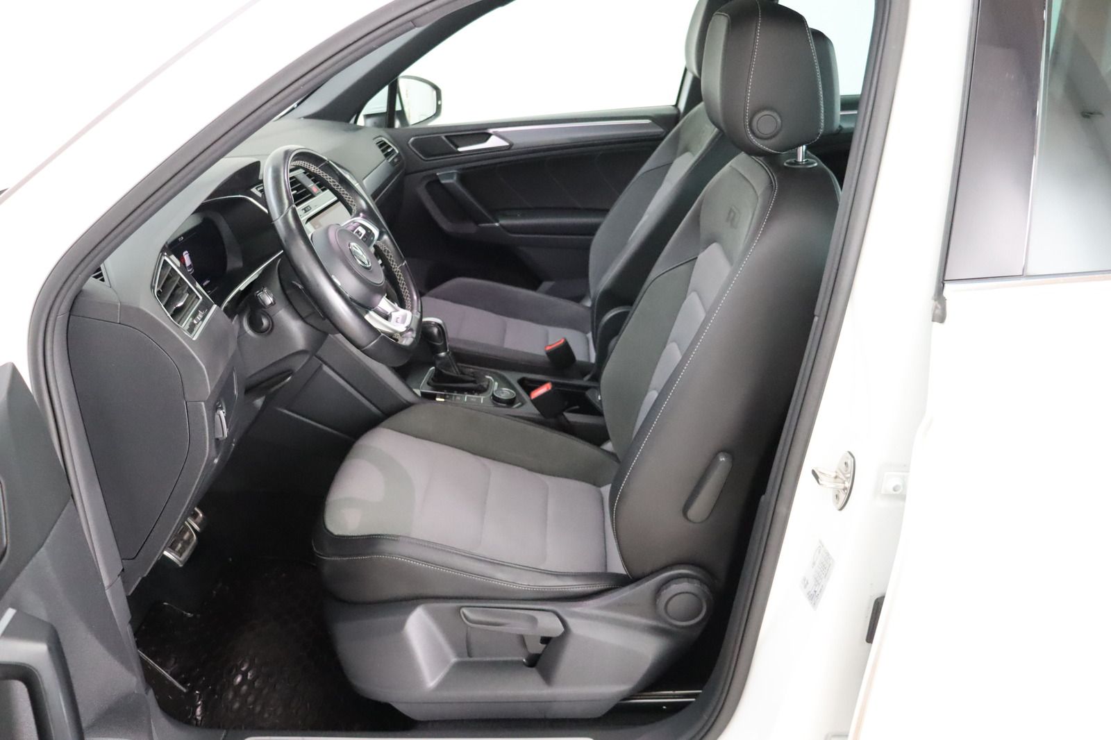 Fahrzeugabbildung Volkswagen Tiguan 2.0 TSI 4 Motion R-line Highline * Pano *