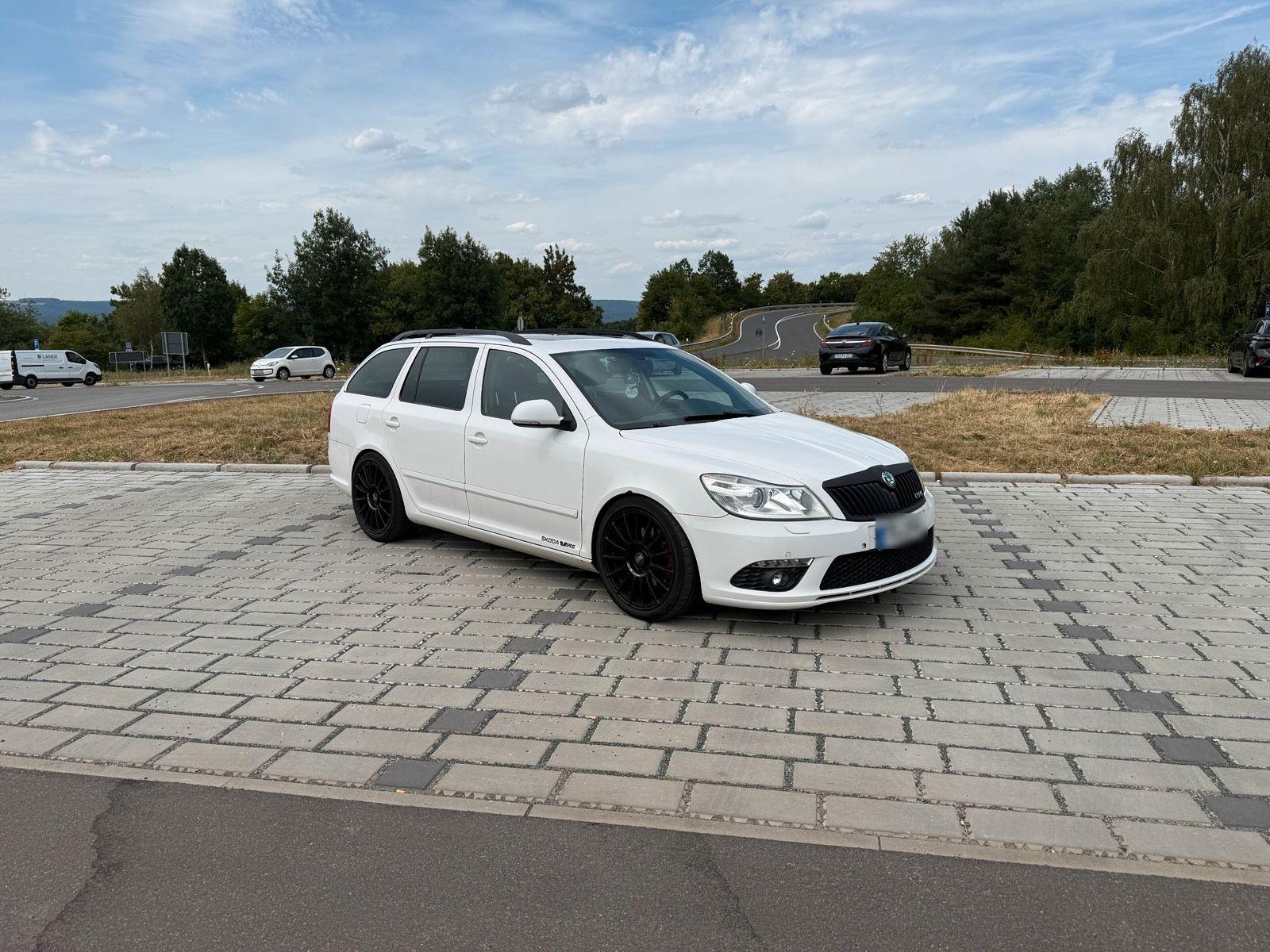 Skoda Octavia 2013 — rear view