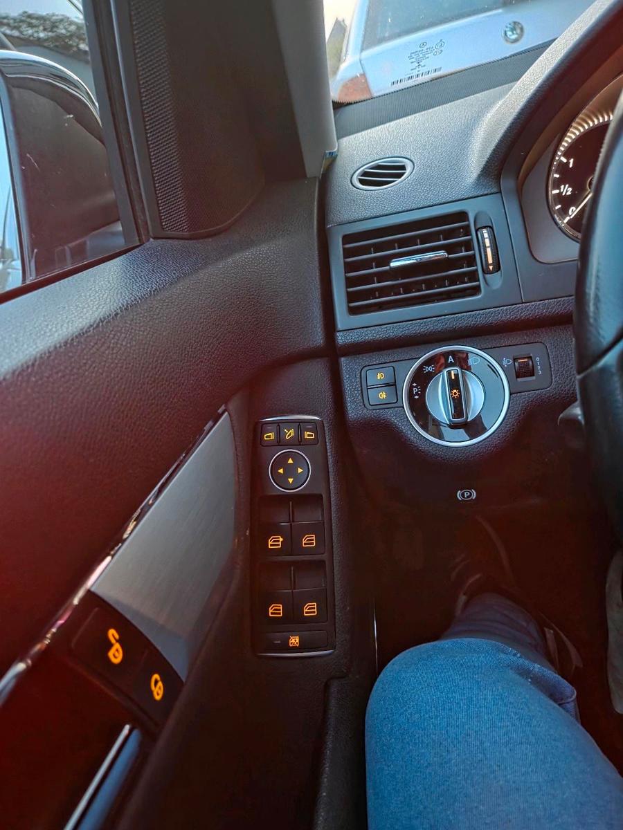 Mercedes-Benz C220 2010 — interior