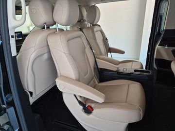 Mercedes V 220 - 9