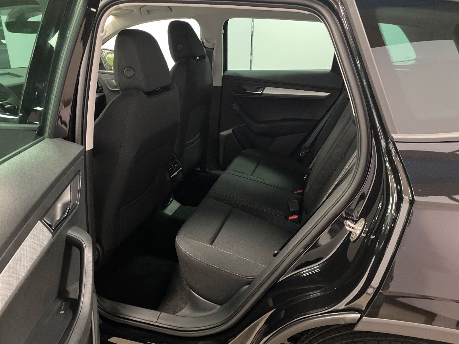 Fahrzeugabbildung SKODA Karoq 1.5 TSI DSG Selection+AHK+KAMERA+16"ALU+BC