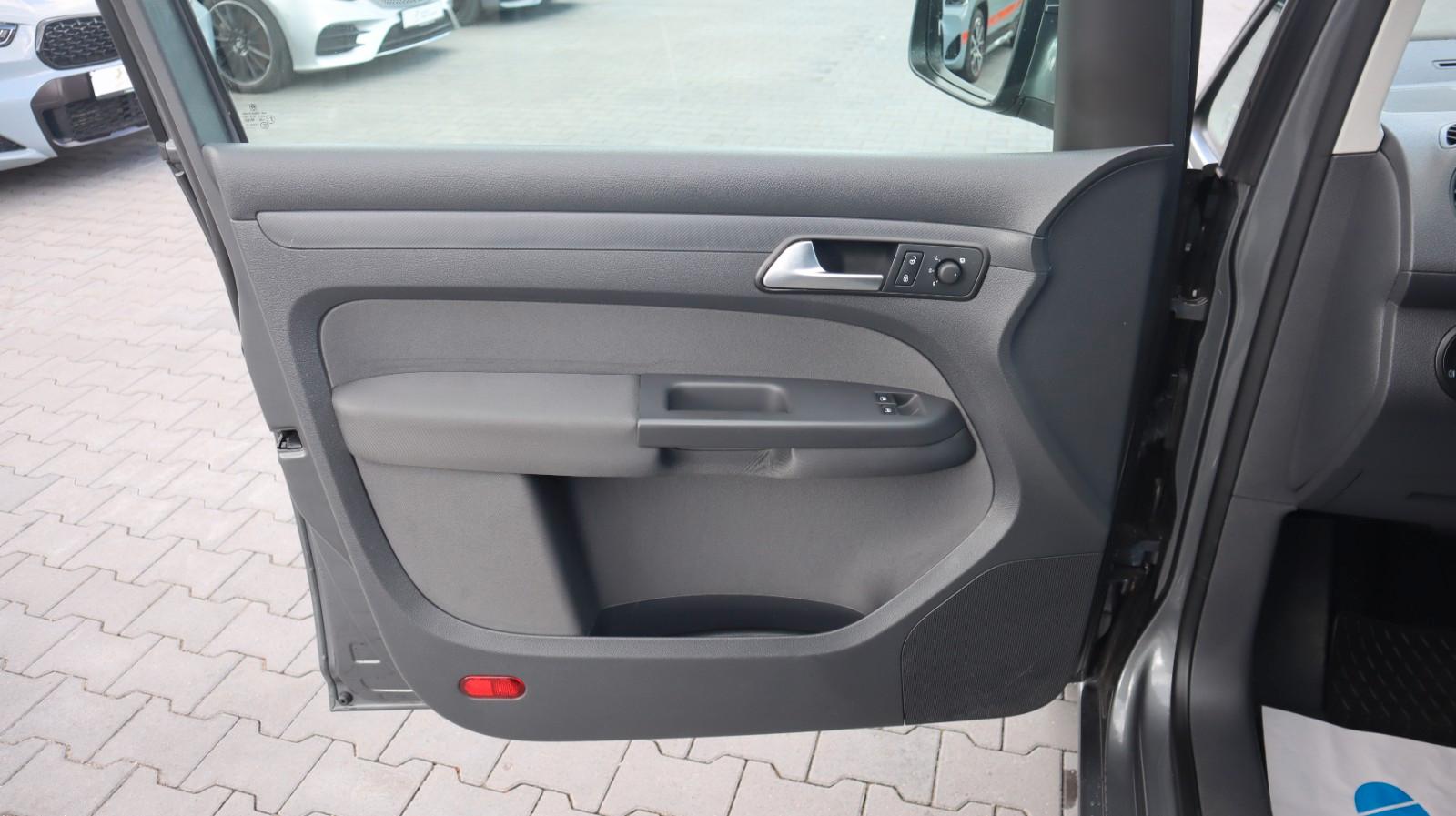 Volkswagen Caddy 1.6 TDI DSG Rollstuhlrampe R.Cam StandHz.