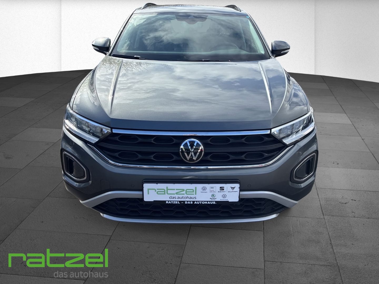 Fahrzeugabbildung Volkswagen T-Roc 1.5 Life Digitales Cockpit LED DAB SHZ Par