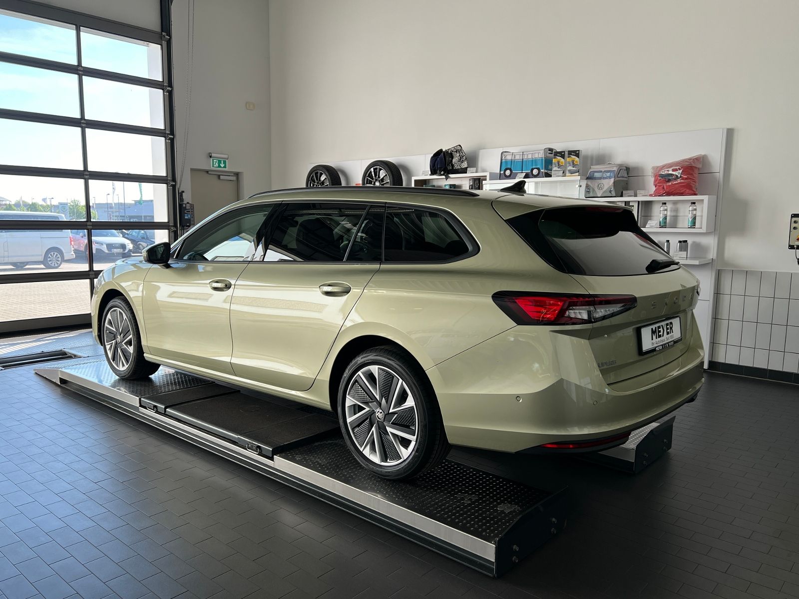 Fahrzeugabbildung SKODA Superb Combi Selection 1.5 TSI mHEV DSG *AHK, Ar
