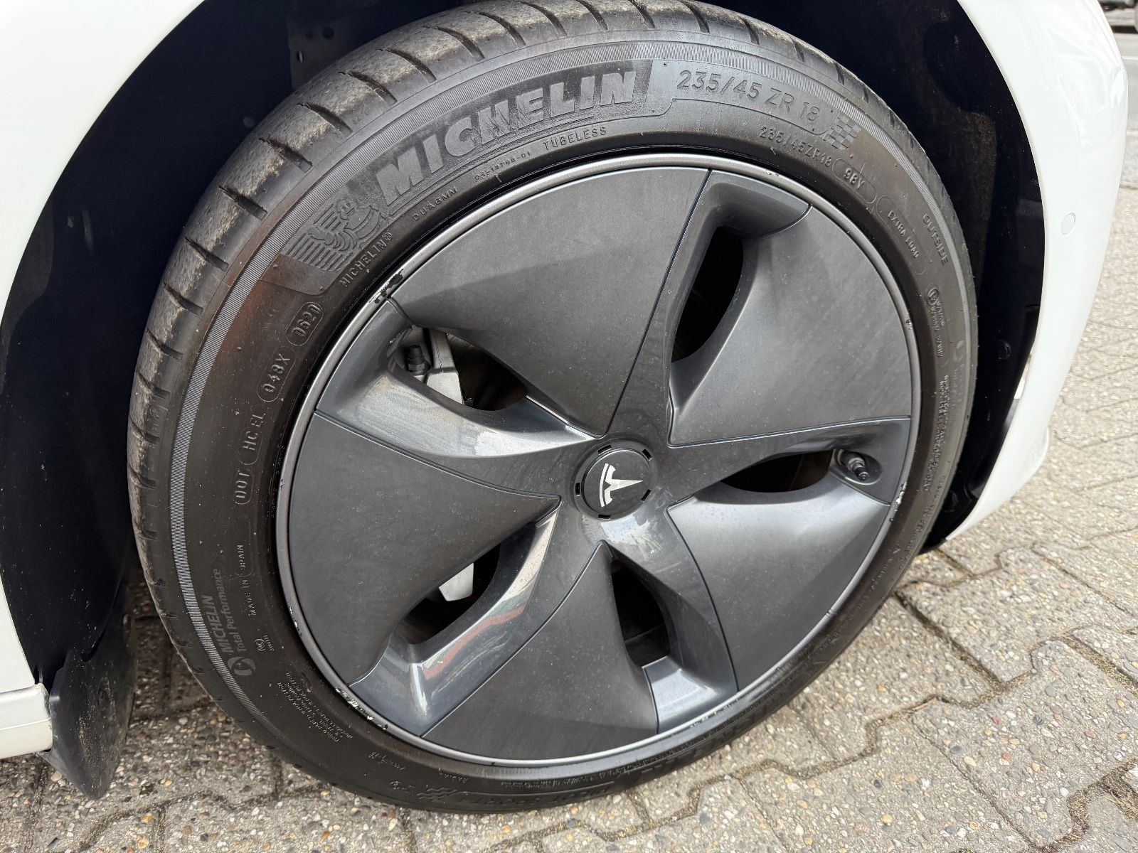 Fahrzeugabbildung Tesla Model 3 Standard Range Plus RWD 1-HAND MwSt.
