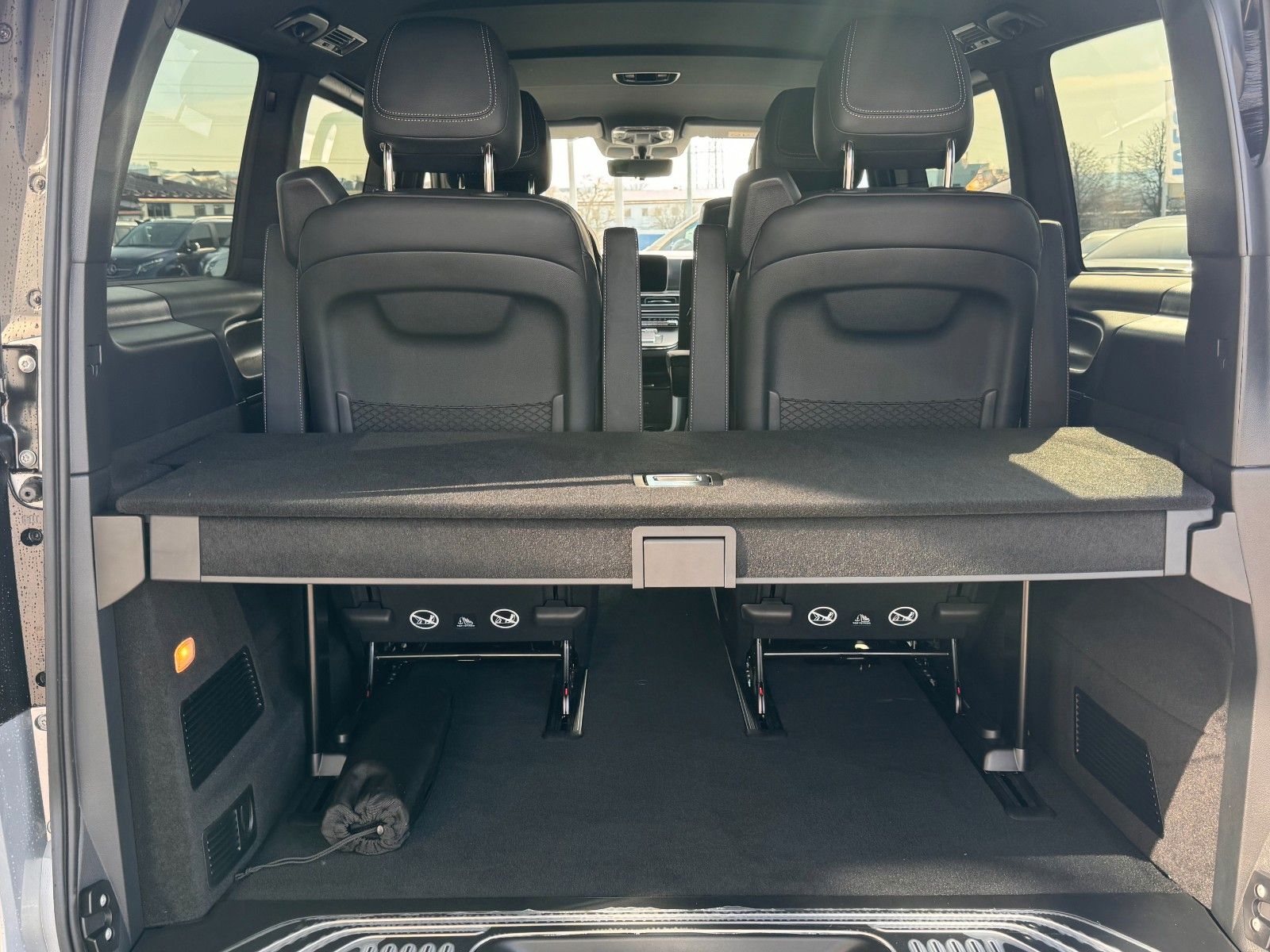 Fahrzeugabbildung Mercedes-Benz V 300 d AVA Stdheiz AHK2,5to DISTRONIC 360Kamera