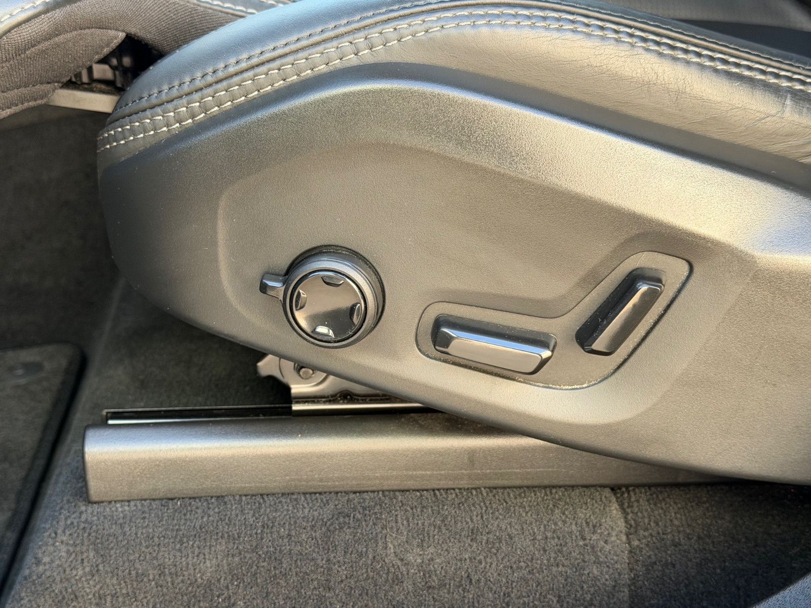 Fahrzeugabbildung Volvo XC90 B5 D Ultimate Dark AWD*B&W*LUFT*STHZG*360*